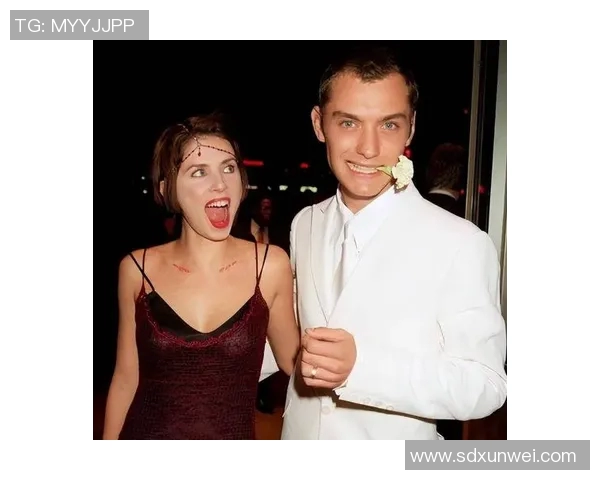 裘德洛化身足球明星展现魅力与激情的完美结合