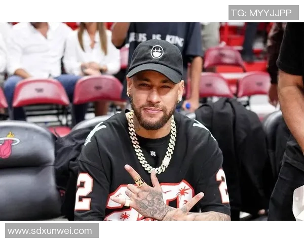 足球明星与名模女友的浪漫生活揭秘与时尚搭配技巧分享